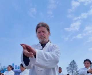 德国大叔20年太极情缘，终在国际太极拳日站上武当山