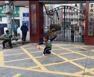 翻跟斗舞剑英气十足，孝感两少女校门口“武”动青春