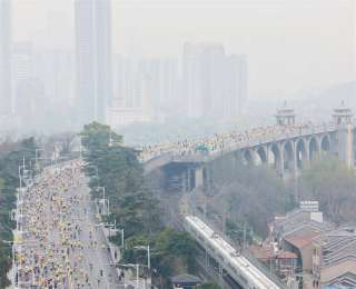 硬核陪跑！汉马与高铁并肩前行