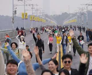 首次！数千名市民游客跟着“汉马”跨过万里长江第一桥