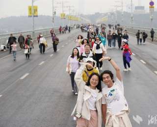 汉马跑完后，武汉长江大桥继续沸腾