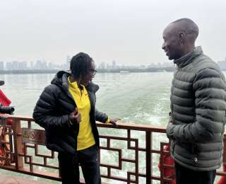 汉马冠军直奔东湖看樱花：“武汉是福地，樱花带来幸运！”