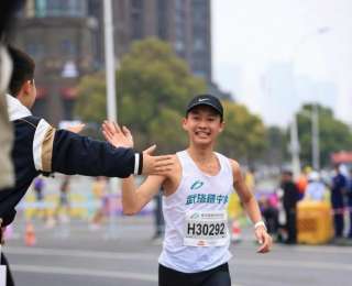 汉马赛场现青春锋芒，00后体育新星表现亮眼