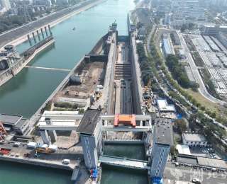 检修通航两不误 葛洲坝二号船闸检修进度过半