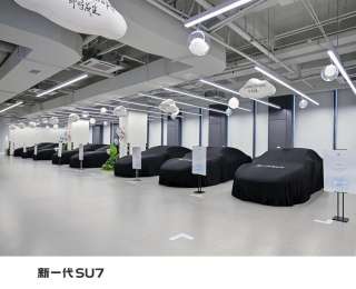 新一代小米SU7武汉交付，首批8名车主喜提新车