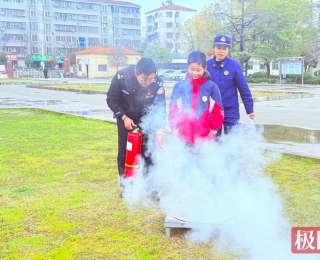 提、拔、握、压！师生现场学灭火真本事，这场校园演练超“硬核”
