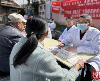 春风送暖，花果医院医护团队把“健康课堂”搬进头堰社区