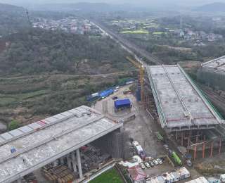 鄂州机场高速二期2.6万吨大桥成功转体