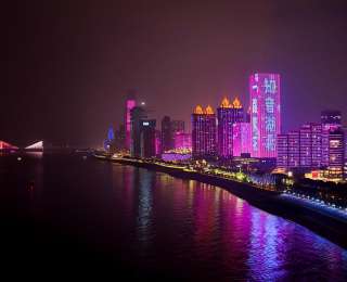 知音湖北赴春约，长江之夜耀江城，“极目新闻”点亮两江四岸