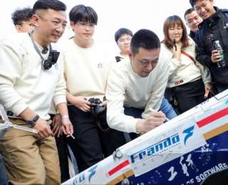 一句“加電！”，蔚來李斌為武漢高職車隊加油