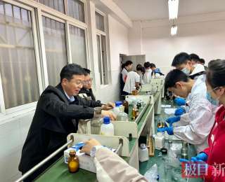 武汉二中开放日：副校长用“液态的春天”回应家长焦虑，班主任跑完半马诠释“长期主义”