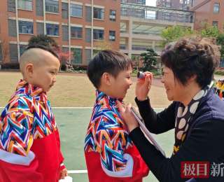 点朱砂、击鼓明志，小学为一年级萌娃办开笔礼