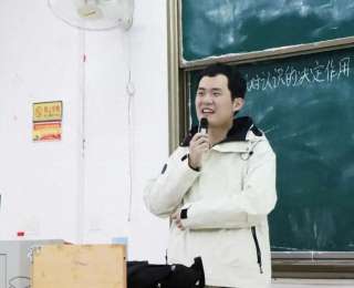 从外卖小哥到政策实践，武汉城市学院把“两会报告”搬进了课堂