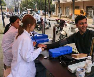 修单车、做科普、办义诊……武科大志愿服务主打“硬核”专业范儿