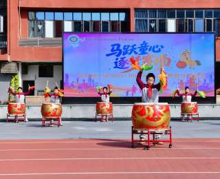 骏马踏春入校园！武汉华侨城小学运动会上马术展示点燃全场