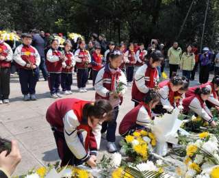 春和景明祭英烈，江夏庙山小学师生同上“行走的思政课”