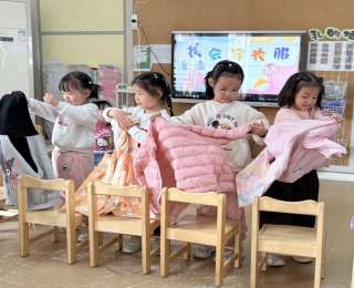 武汉青山区一幼儿园开展穿衣服比赛，助力幼儿自理能力提升