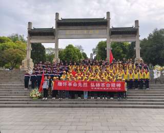 百余名师生家长走进施洋烈士墓，清明祭扫变“思政课现场”