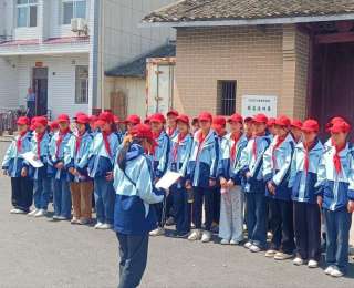 清明祭英烈、红色永传承，小学师生在行走的课堂中接受爱国主义教育