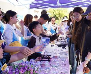 湖北这群大学生带着“星星的孩子”摆摊，下一步还要开“暖星小铺”