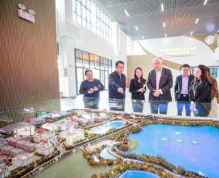 英中商业发展中心一行到访长江职业学院