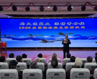 薪火相传逐梦蓝天，老校友向母校捐赠飞机模型