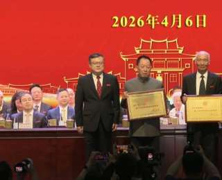 易中天回應(yīng)獲廈門大學(xué)“南強(qiáng)杰出貢獻(xiàn)獎(jiǎng)”：此時(shí)此刻，唯有感恩