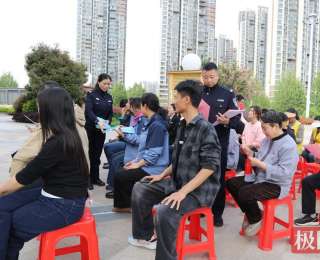 刷单、高薪、养老骗局全拆解，随州民警走进广场面对面向群众“敲警钟”