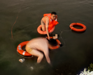 一人腿中打着钢板 一人突破游泳极限！襄阳警民接力勇救落水男子