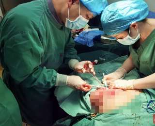 屁股长个疖子没在意，差点要了命——东风花果医院成功救治罕见复杂性肛周感染患者