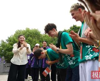 新西兰少年在襄阳遇见中国：拜孔子、走状元桥、学八段锦，合唱《茉莉花》感动全场