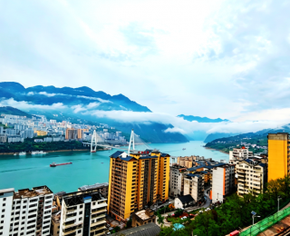 晨雾绕巫峡 碧水润巴东