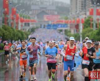 “一马跨两省”！1.1万名跑者雨中竞速湘鄂龙凤马拉松