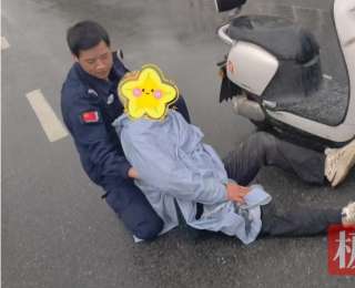 大雨中老人摔倒在路中央！通城特警冒雨暖心救援