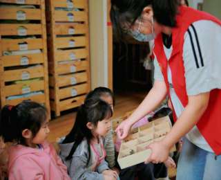 让中医药文化在童心中“生根发芽”！湖北中医药大学感恩美育课走进幼儿园