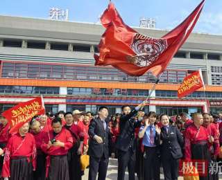 “楚王出征，战无不胜！”1500名荆州队球迷坐专列出征