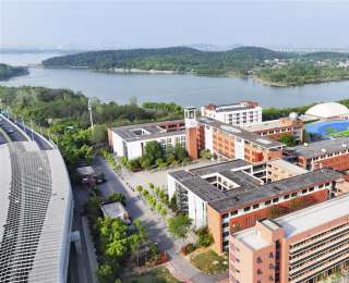 高中开放日请家长学生玩平板：数字化正深层改变教与学