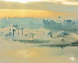 晨雾缭绕宜昌城区 至喜长江大桥宛如仙境