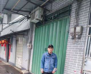 男子落水命悬一线，救援队员飞身入水手机“泡汤”全不顾