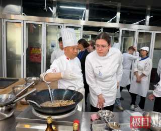 烹饪大师现场制作豆皮！法国师生来汉学楚菜，赞叹武汉美食有匠心