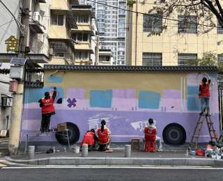 以艺术之名镌刻城市春光！湖北美术学院研究生团队打造八古墩“永恒泡桐”墙绘地标