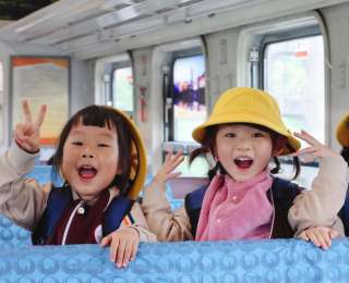 太酷了！武汉近千名萌娃承包了一列绿皮火车