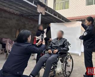 63岁老兵办证难，民警扛着设备上门办