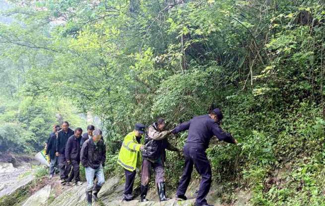 六旬老人深山失足被困，湖北保康警民连夜鏖战14小时助其脱险