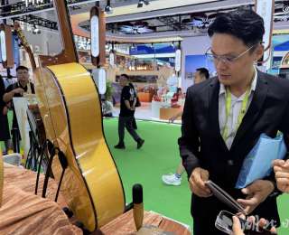 这把“松滋造”吉他，李宗盛、韩红、萧敬腾都用过