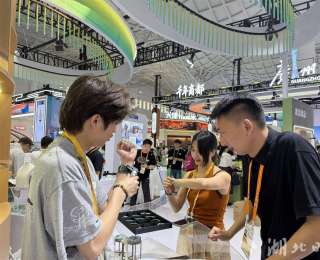 从矿山到手腕，十堰在消博会亮出“绿松石”新名片