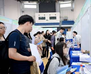 湖北130余家企业河南揽才 千名毕业生达成就业意向