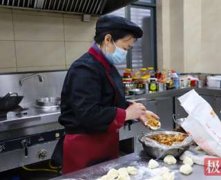 厨师李大姐用四季三餐守护消防员的味蕾