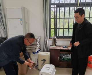 湖北江陵一居民拾到两只东方角鴞，野保站暖心救护喂养