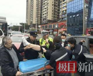 恩施街头两车追尾，后车司机突发疾病昏迷，众人合力破窗救人